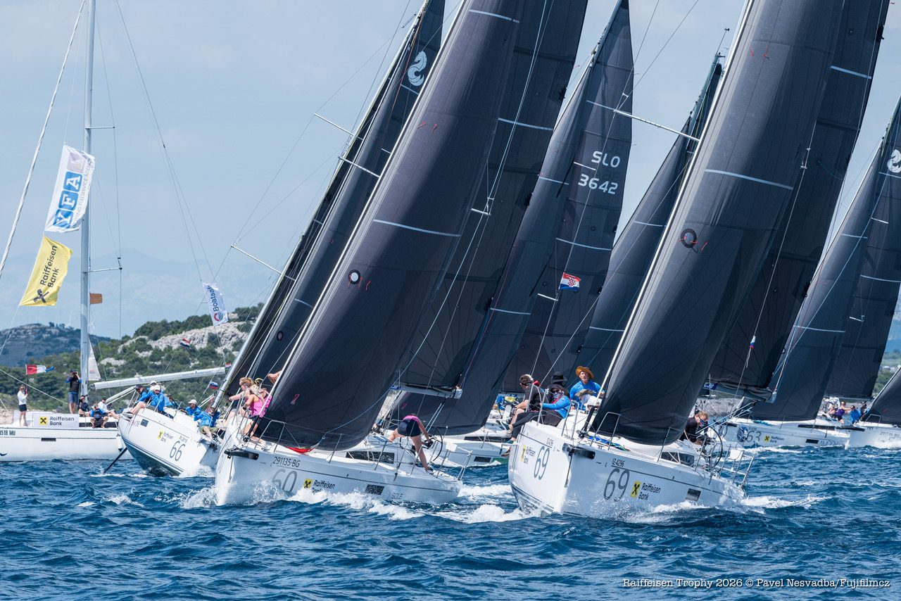 Start flotily First 36 v čerstvém větru u chorvatského pobřeží